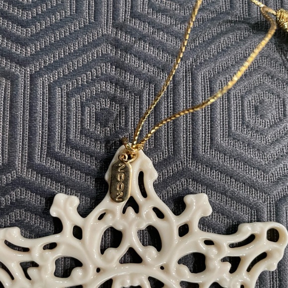 Lenox 2002 Annual  Snowflake Ornament - Picture 4 of 6